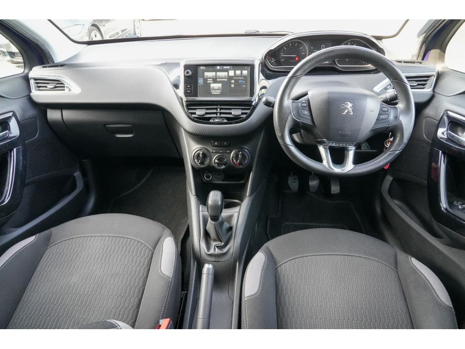 2015 Peugeot 208 - image 9