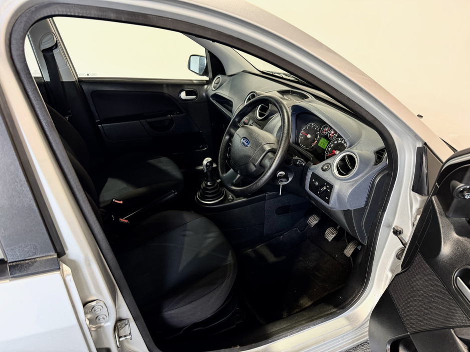 2007 Ford Fiesta - image 8