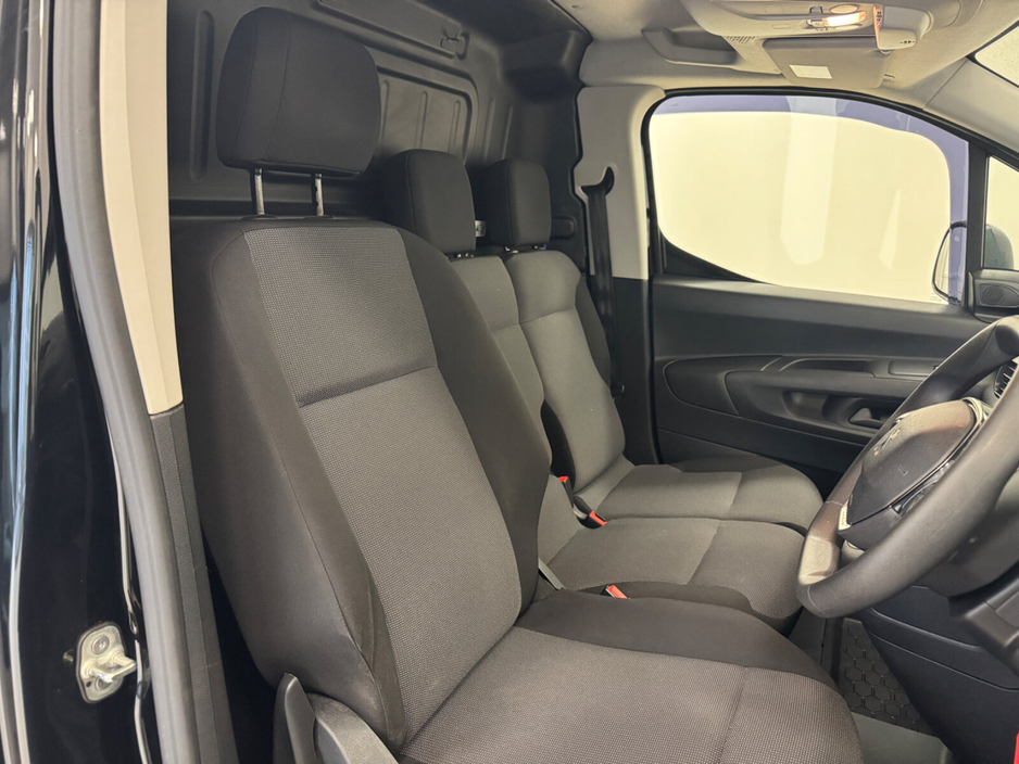 2022 Peugeot Partner  €18,500