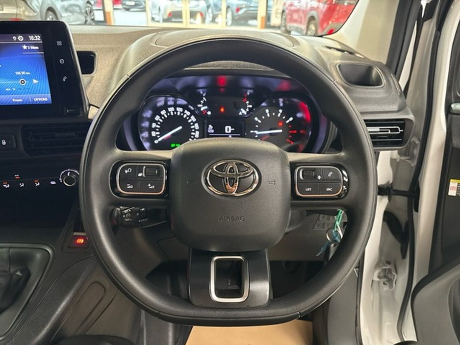 2024 Toyota Proace City - image 9