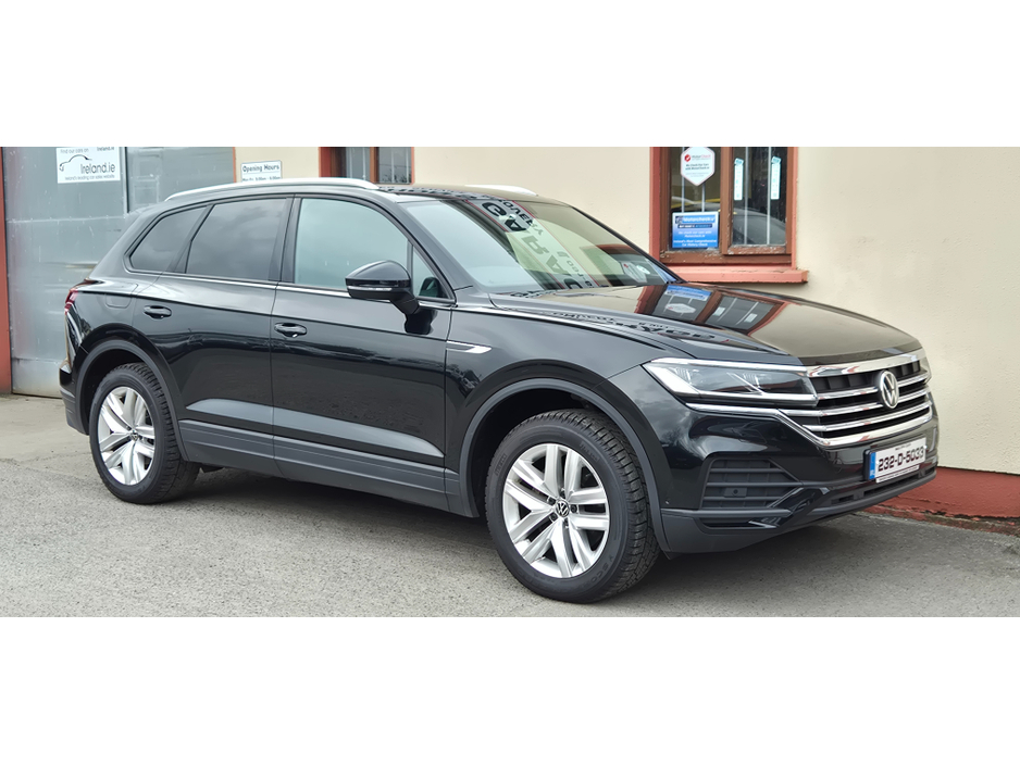 2023 Volkswagen Touareg - image 3