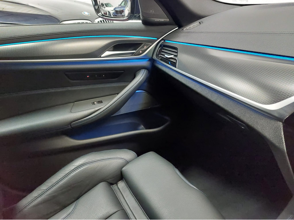 2020 BMW 5 Series - image 21