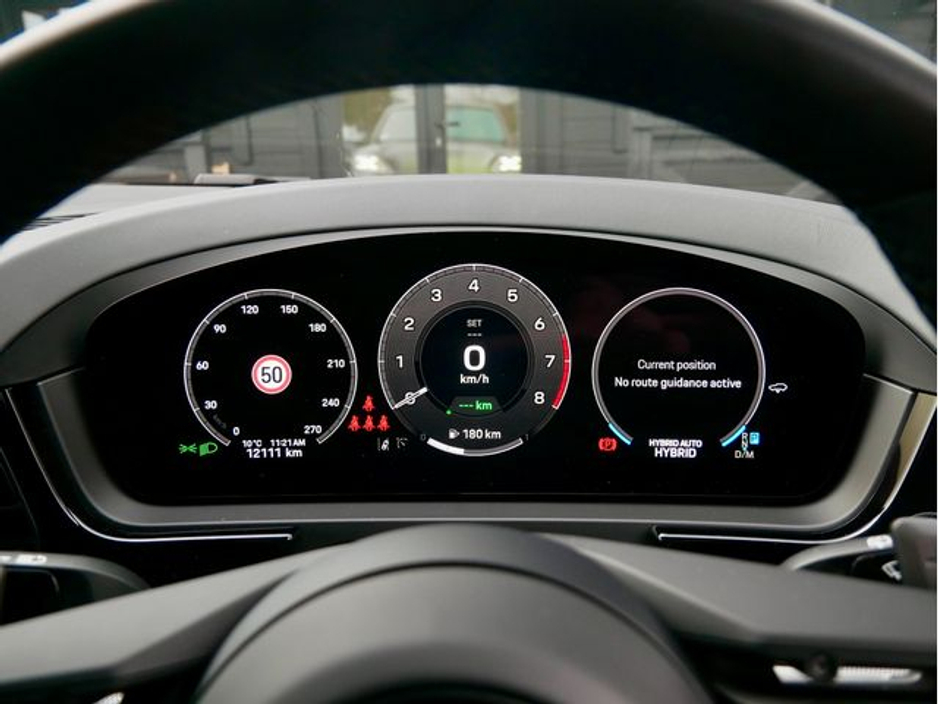 2025 Porsche Cayenne - image 18