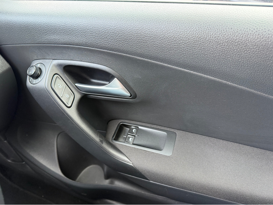 2017 Volkswagen Polo - image 10