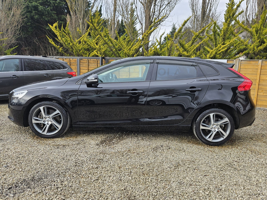 2016 Volvo V40 - image 2