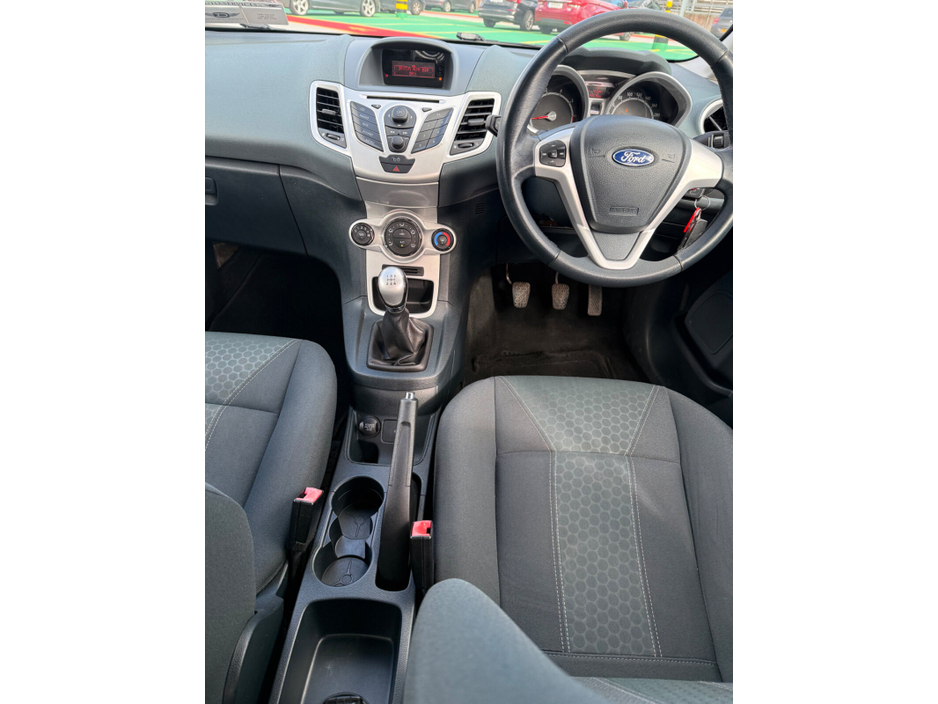 2009 Ford Fiesta - image 10