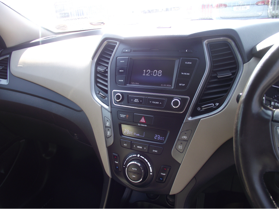 2017 Hyundai Santa Fe - image 9