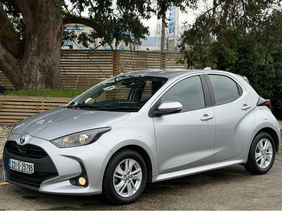 2023 Toyota Yaris - image 3