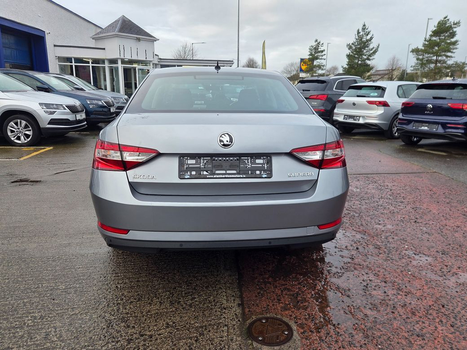 2019 Skoda Superb - image 3