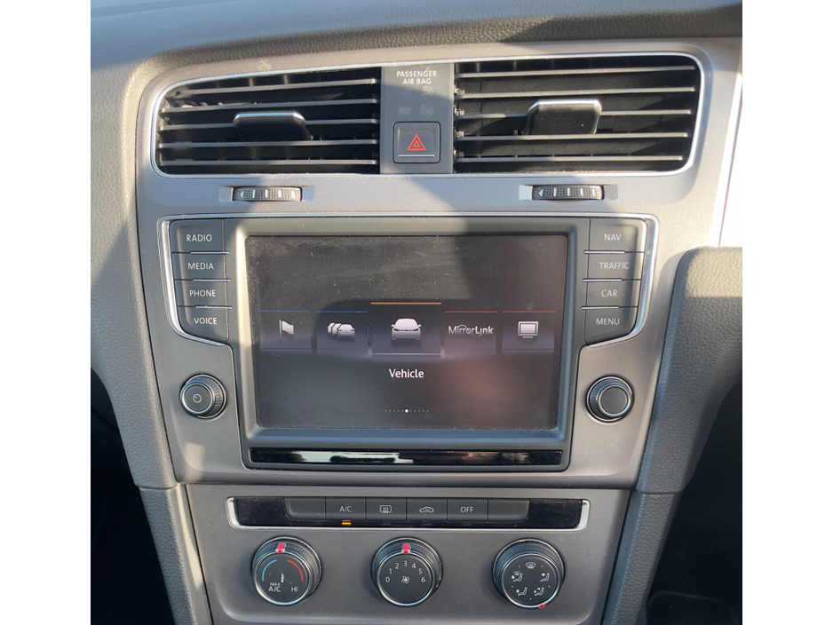 2016 Volkswagen Golf - image 9