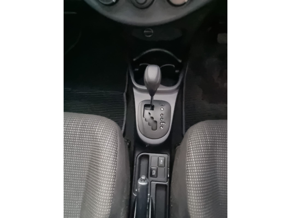 2014 Toyota Vitz - image 14