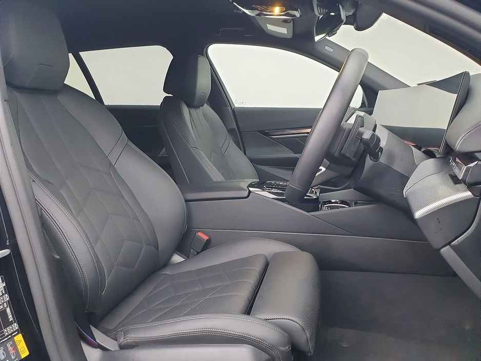 2025 BMW 5 Series - image 12