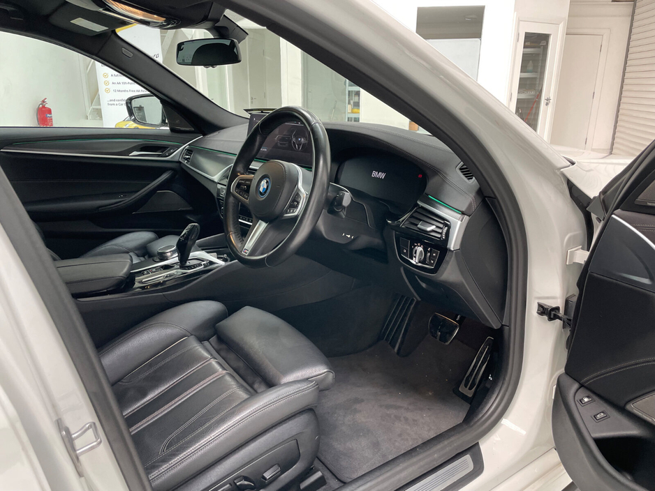 2021 BMW 5 Series - image 10