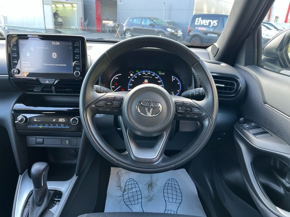 2023 Toyota Yaris Cross - image 9