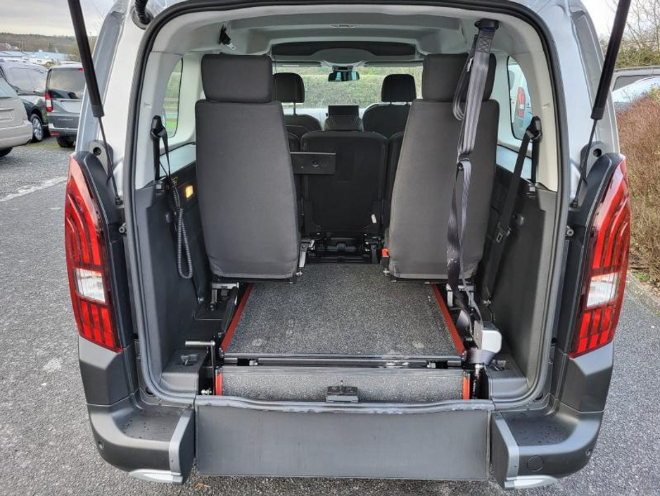 2025 Peugeot Rifter - image 14