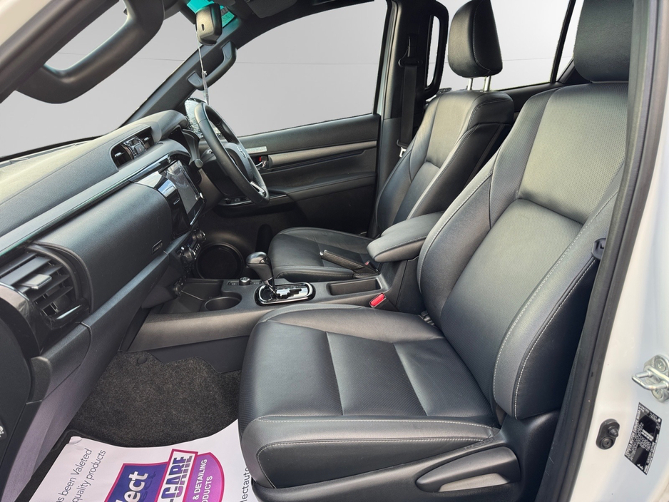 2025 Toyota Hilux *NO VAT* 2.8 INVINCIBLE  AUTO #332 €57,999
