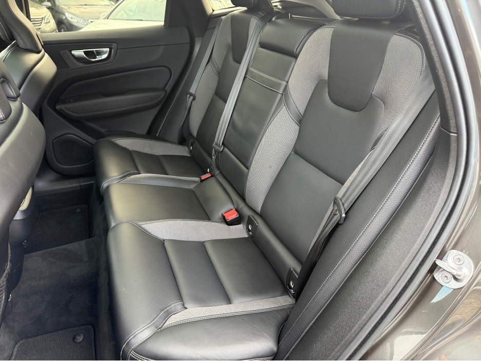 2022 Volvo XC60 2.0 MOMENTUM AUTO €38,450