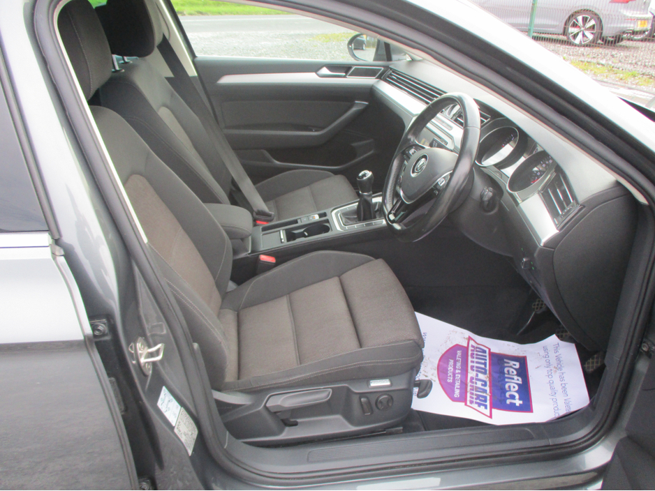 2016 Volkswagen Passat - image 6