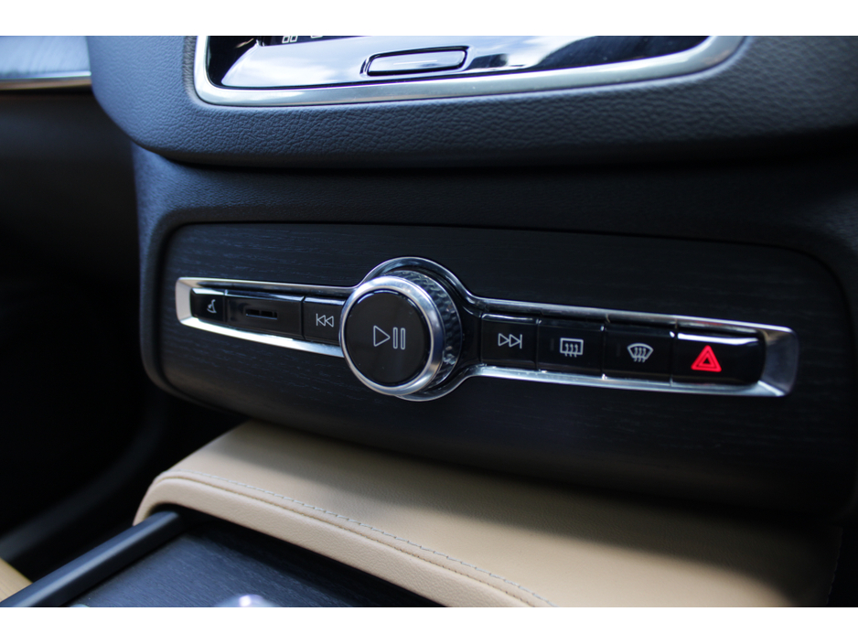 2023 Volvo XC90 - image 14