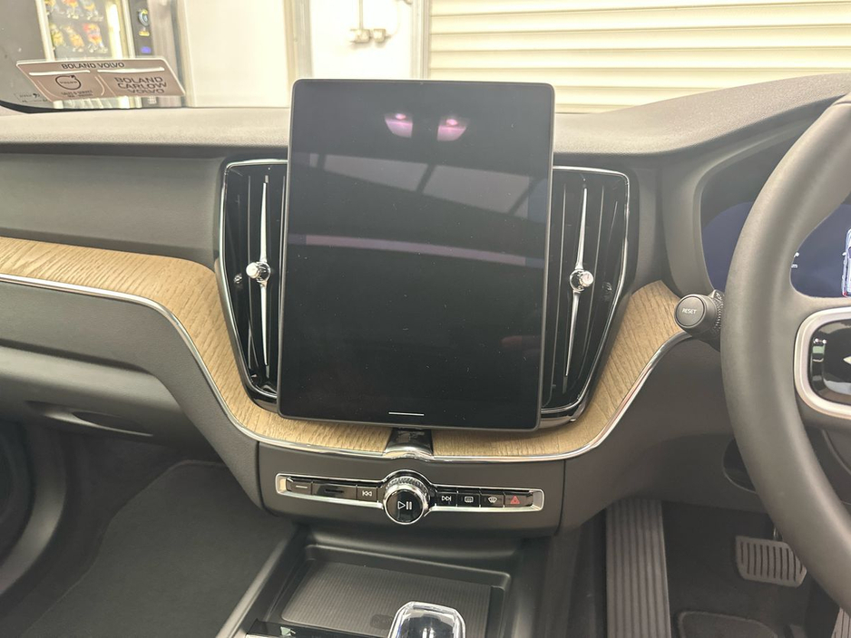 2026 Volvo XC60 - image 8