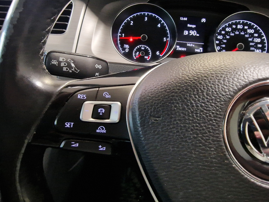 2014 Volkswagen Golf - image 18