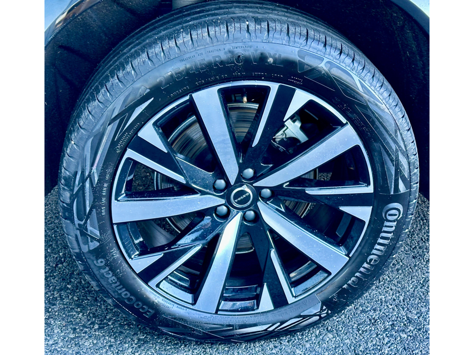 2025 Volvo XC90 CORE T8 PHEV AWD AUTO