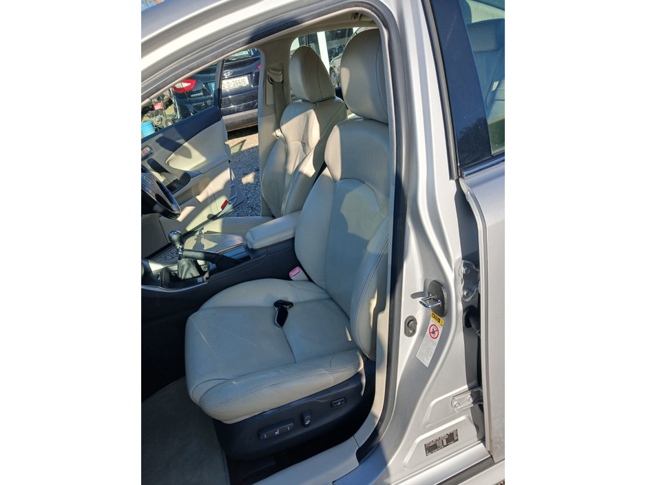 2009 Lexus IS 300 h - image 11