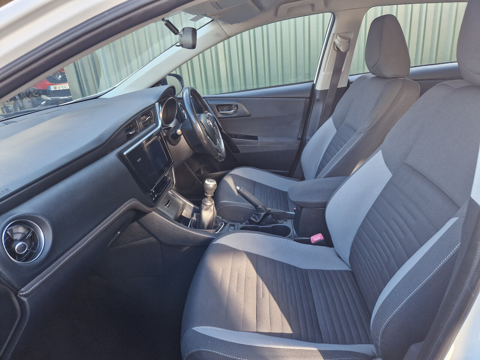 2016 Toyota Auris - image 14