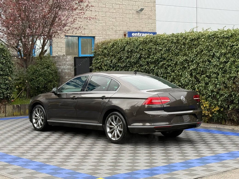 2018 Volkswagen Passat - image 5