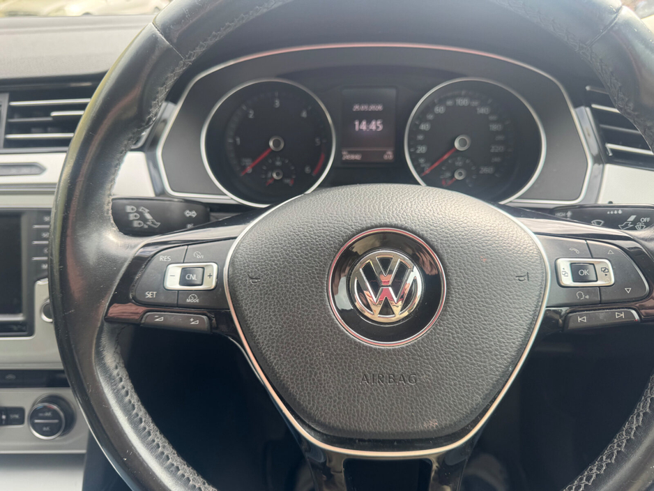 2015 Volkswagen Passat - image 10