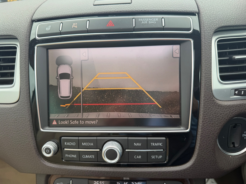 2018 Volkswagen Touareg - image 23