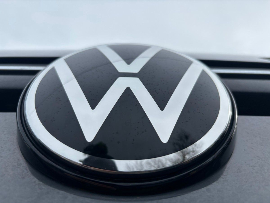 2022 Volkswagen Golf - image 25