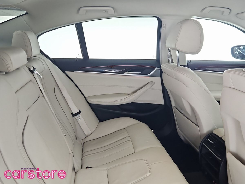 2020 BMW 5 Series - image 10