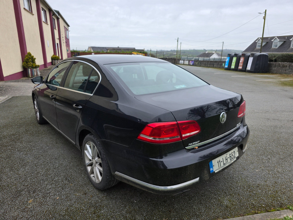 2011 Volkswagen Passat - image 5