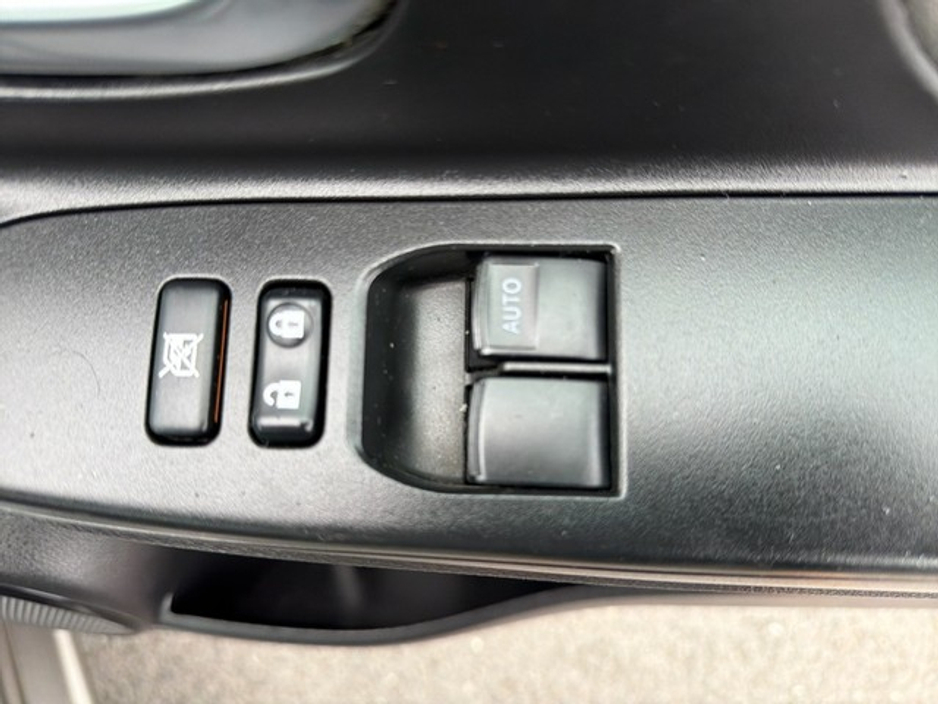 2018 Toyota Yaris - image 11