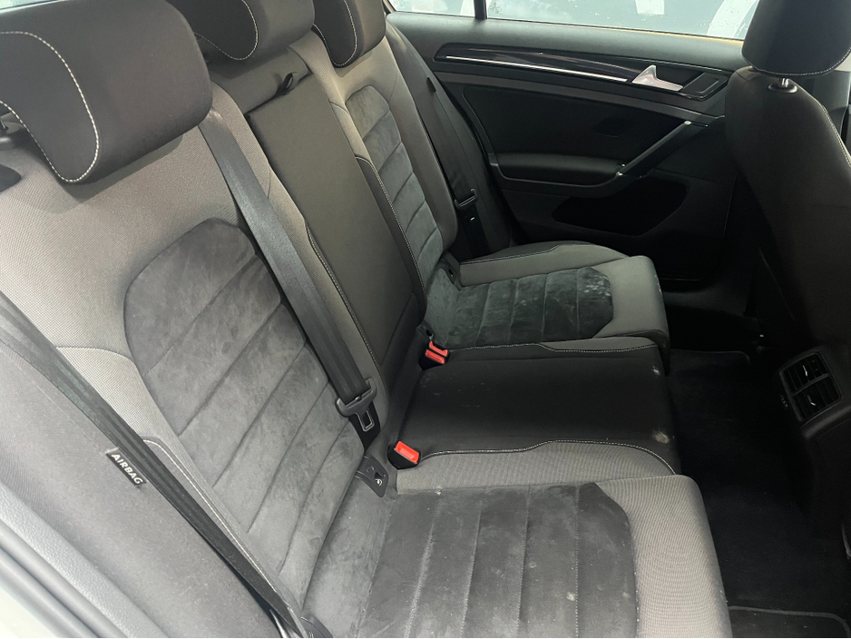 2015 Volkswagen Golf - image 11