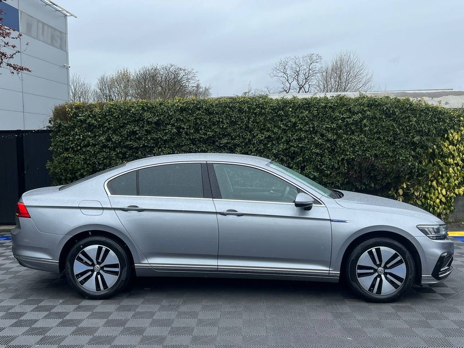 2020 Volkswagen Passat - image 2