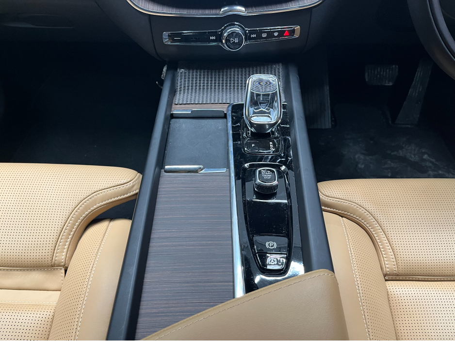2022 Volvo XC60 - image 24