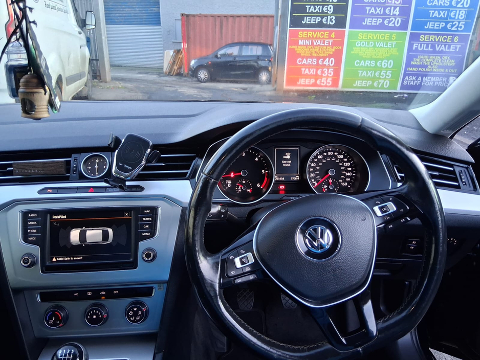 2015 Volkswagen Passat - image 4