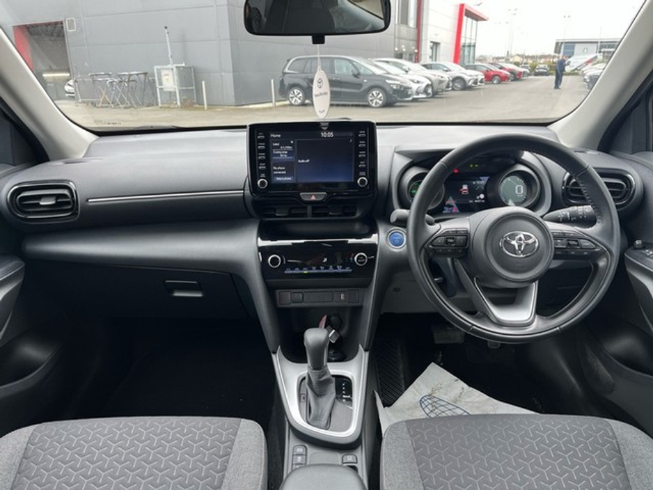 2023 Toyota Yaris Cross - image 8