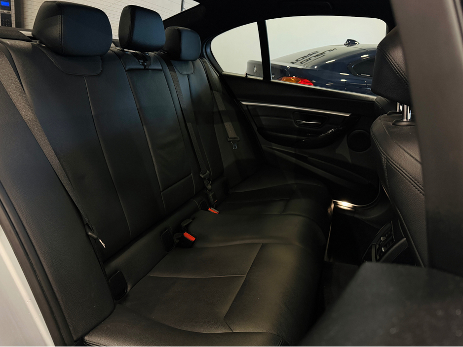 2018 BMW 3 Series - image 9