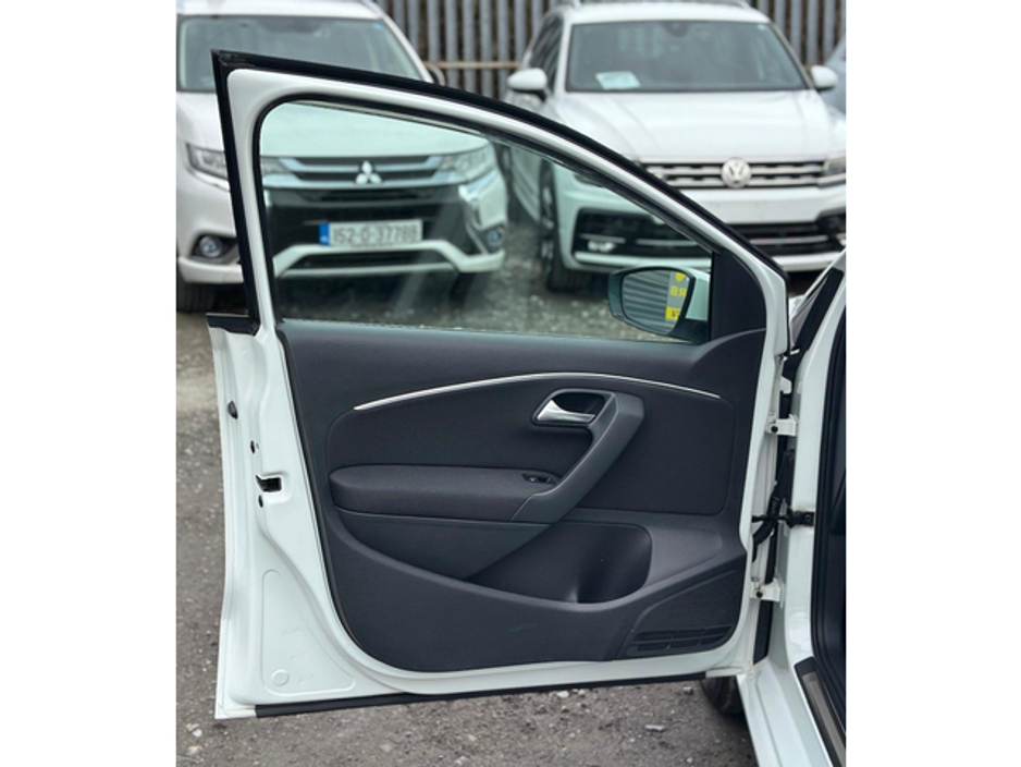 2017 Volkswagen Polo - image 8