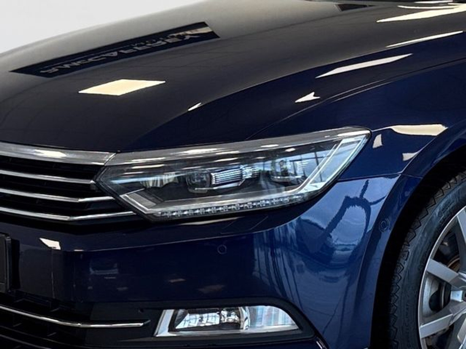 2018 Volkswagen Passat - image 9