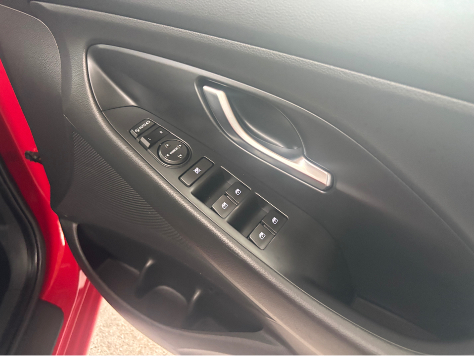 2022 Hyundai i30 - image 8