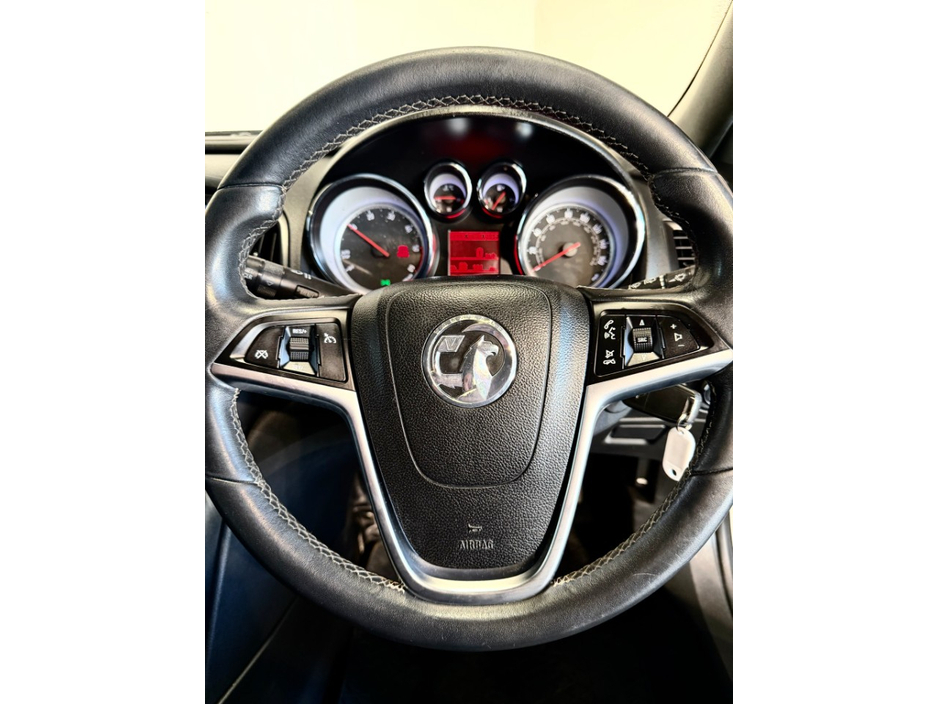 2012 Opel Astra - image 11