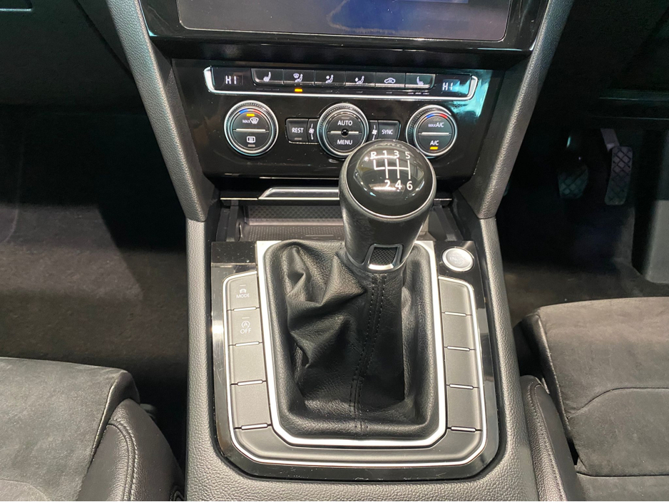 2018 Volkswagen Passat - image 18