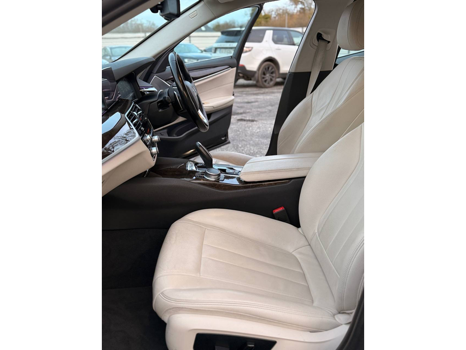 2019 BMW 5 Series - image 18