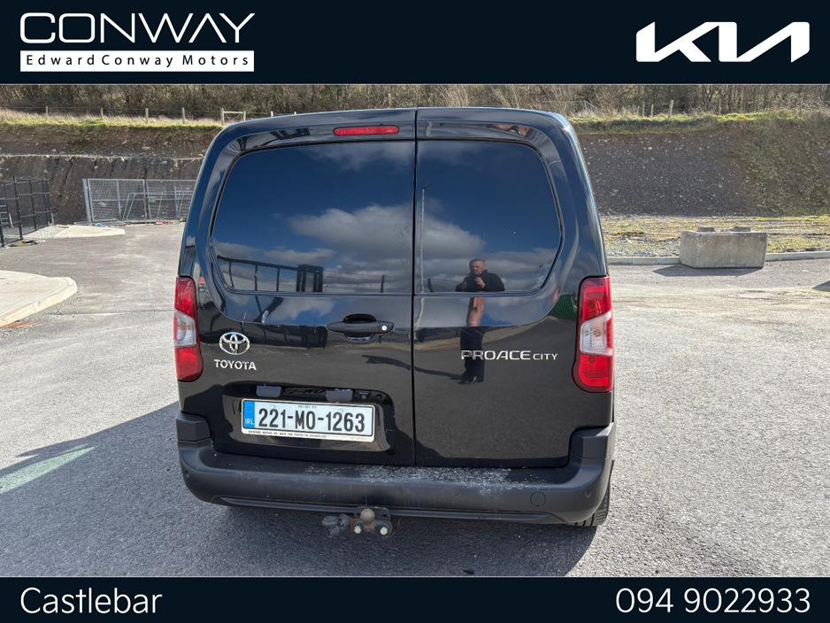 2022 Toyota Proace - image 9
