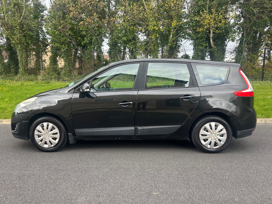 2010 Renault Grand Scenic - image 8