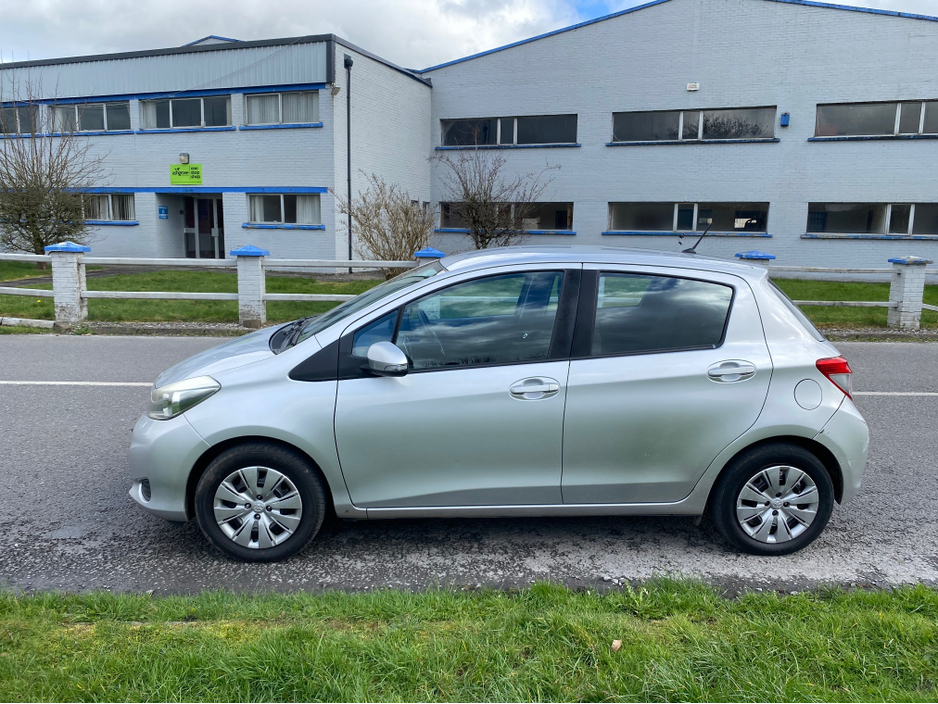 2012 Toyota Yaris - image 7